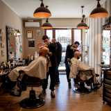...ci catapultiamo in un ambiente tipico dei Barber Shop di Amsterdam o Rotterdam. Qui infatti, dai mobili al pavimento, � tutto in legno